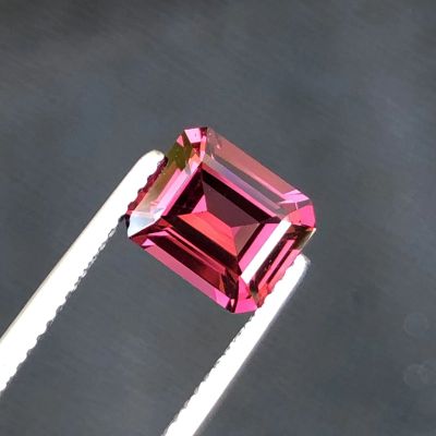 GRENAT TANGA - 2.53 Carats - Provenance : TANGA est une nouv…