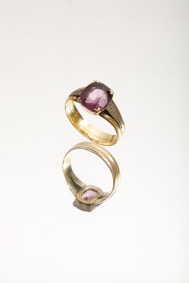 Bague en or jaune 585 millièmes sertie d'une améthyste taill…