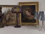 une lampe et un tableau posés sur une table à côté d'une lampe