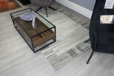 une table basse avec un plateau en verre au milieu du salon