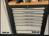 une photo d'un établi avec beaucoup d'outils dessus