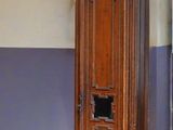 une horloge grand-père posée dans le coin d'une pièce