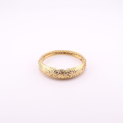 une bague en or jaune avec un diamant serti au centre