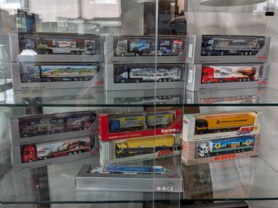 une vitrine remplie de petites voitures et de petits camions