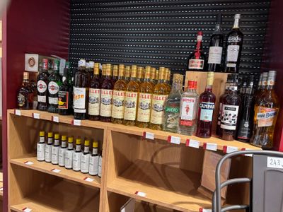 de nombreuses bouteilles d'alcool sur les étagères du magasin