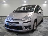 la petite voiture argentée est garée sur un carrelage à carreaux