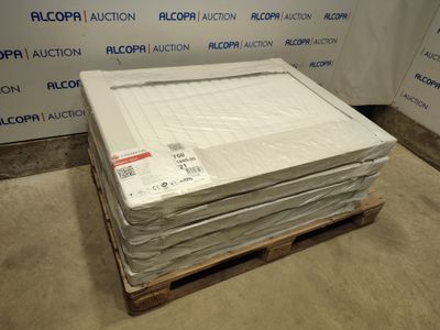 une pile de matelas posée sur une palette devant un mur