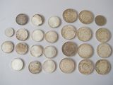 beaucoup de pièces qui sont sur la table