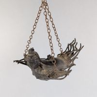 BRULE-PARFUM à suspendre en alliage cuivreux patiné figurant une créat