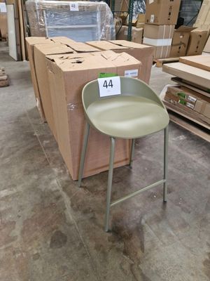 une chaise qui se trouve au milieu d'une pièce
