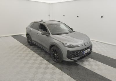 Une Toyota RAV4 de 2020 dans un showroom au sol à carreaux