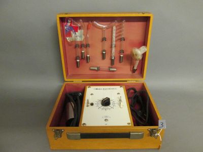 une boîte en bois contenant des outils, posée sur une table