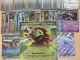 une collection de cartes Pokémon et de cartes posées sur une table