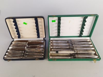 deux couverts dans un étui vert posé sur une table