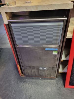 une photo d'un réfrigérateur et d'un congélateur dans un magasin