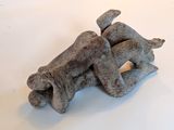 une sculpture représentant un chien couché sur le dos sur une table
