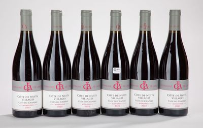 six bouteilles de vin rouge sont alignées