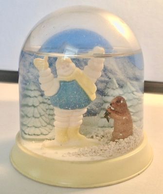 une boule à neige avec un ours et un autre ours à l'intérieur