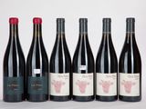 six bouteilles de vin rouge sont alignées