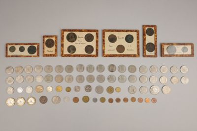de nombreux types de pièces exposées sur le mur
