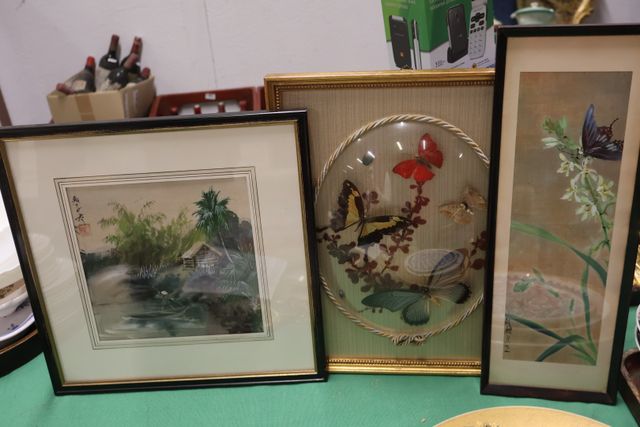 Lot de 3 cadres : 2 peintures sur tissu et fixé sous verre