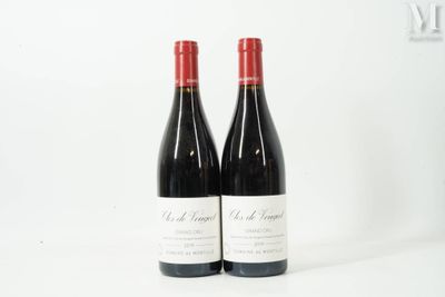 deux bouteilles de vin rouge posées l'une à côté de l'autre sur une table