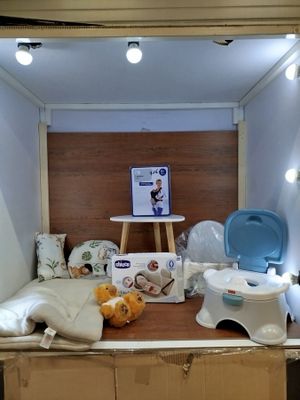 Lot d'environ 25 articles de puericulture comprenant: des te…