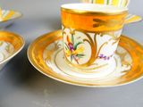 deux tasses et soucoupes posées sur une table