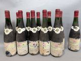 six bouteilles de vin sont alignées sur une table