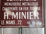 a sign on the door of a building stating that it is closed