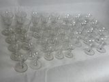 un grand nombre de verres à vin vides posés sur une table