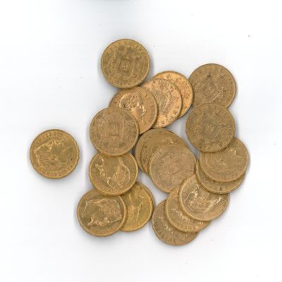 une pile de pièces d'or sur une surface blanche