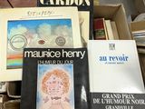 de nombreux livres posés sur une table