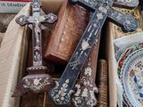 une boîte remplie de croix et d'autres objets posée sur une table