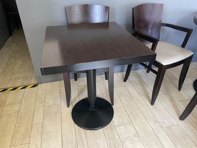 deux chaises et une table dans le coin d'une pièce