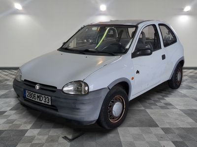 une petite voiture blanche garée sur un sol en damier