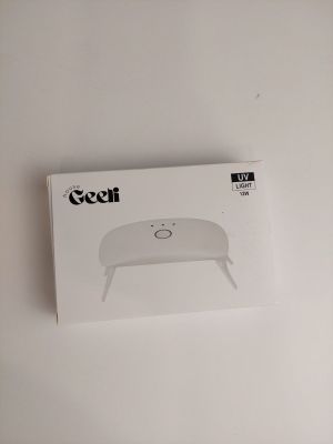 emballage d'une boîte blanche sur laquelle figure l'image d'une table basse
