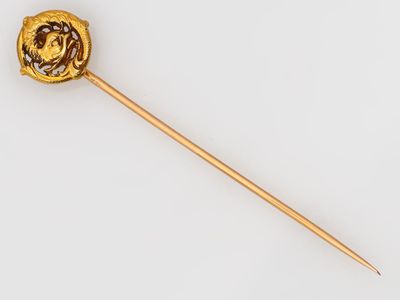 une image représentant un bâton en or orné d'une tête de dragon