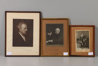 trois photos encadrées représentant des hommes, posées les unes à côté des autres sur une étagère
