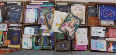 une boîte remplie de livres posés sur le sol