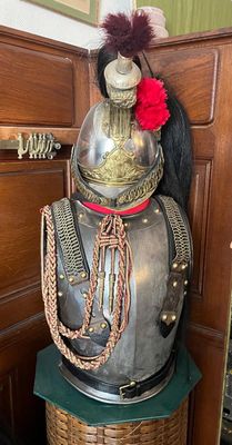 une statue représentant un chevalier coiffé d'un casque, posée sur une table