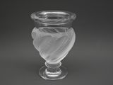 un vase en verre orné d'un motif en forme de cœur