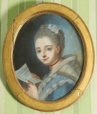 un tableau représentant une femme en train de lire un livre, dans un cadre doré
