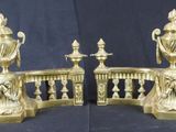 paire de figurines anciennes en laiton représentant un homme et une femme sur un pont