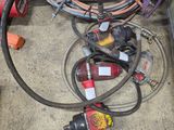 une multitude de fils éparpillés sur le sol d'un garage
