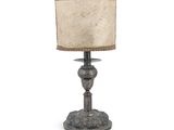 l'image d'une lampe posée sur une table