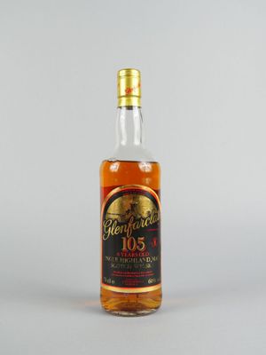 une bouteille de whisky avec un bouchon doré sur fond blanc