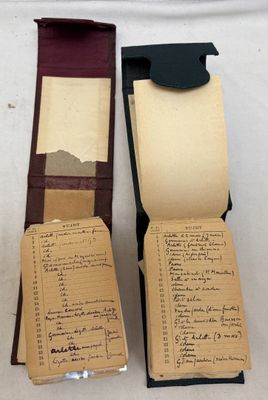 deux livres ouverts posés l'un à côté de l'autre sur une table