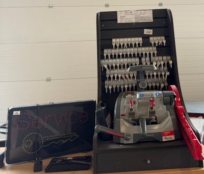 une photo d'une caisse enregistreuse posée sur un bureau