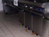 une image d'une cuisine commerciale avec des appareils en acier inoxydable